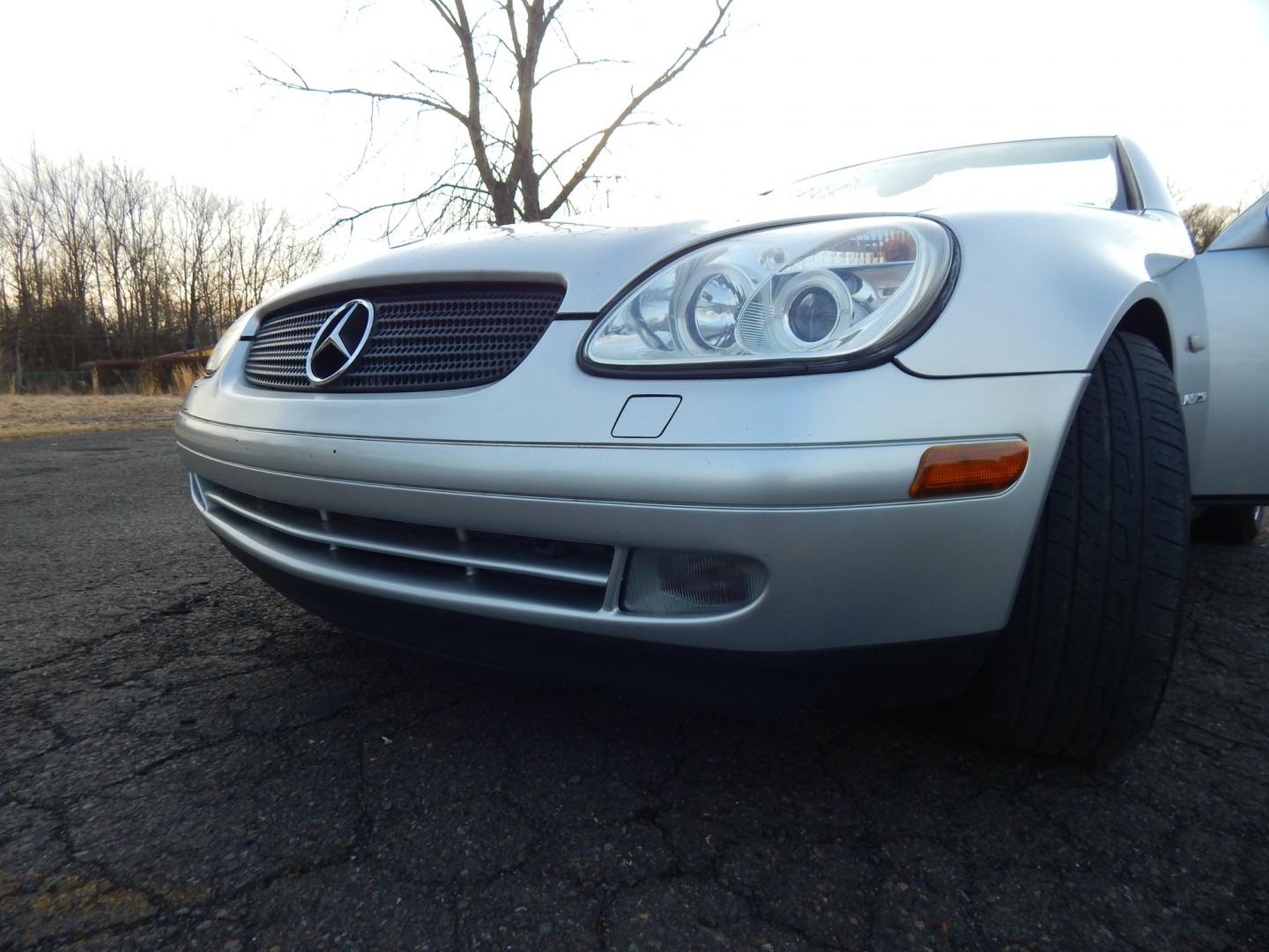 2000 Silver /Black Leather Mercedes-Benz SLK SLK230 (WDBKK47F2YF) with an 2.3L 4 cylinder supercharged engine, Automatic transmission, located at 6528 Lower York Road, New Hope, PA, 18938, (215) 862-9555, 40.358707, -74.977882 - Here we have a Mercedes SLK320 with a 2.3L 4 cylinder supercharged engine putting power to the rear wheels via an automatic transmission. Options include: black leather seats, power windows/locks/mirrors, Alpine head unit, heat/AC, tilt steering wheel, convertible hard top, cruise control, 16inch al - Photo#17